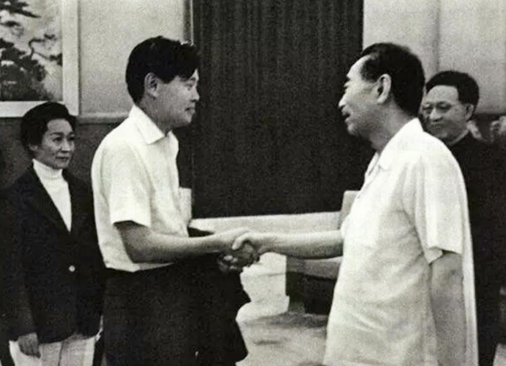 1971年，杨振宁和岳父杜聿明、岳母曹秀清在北京，一张罕见的合影