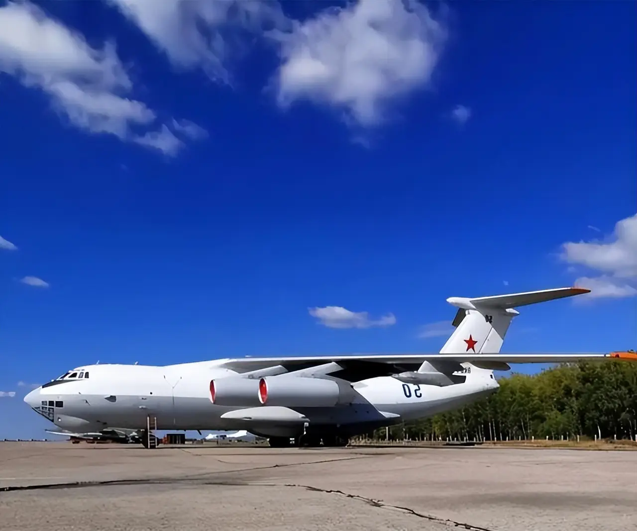 中国太聪明了:趁着俄罗斯武器滞销,一口气订购20架大飞机