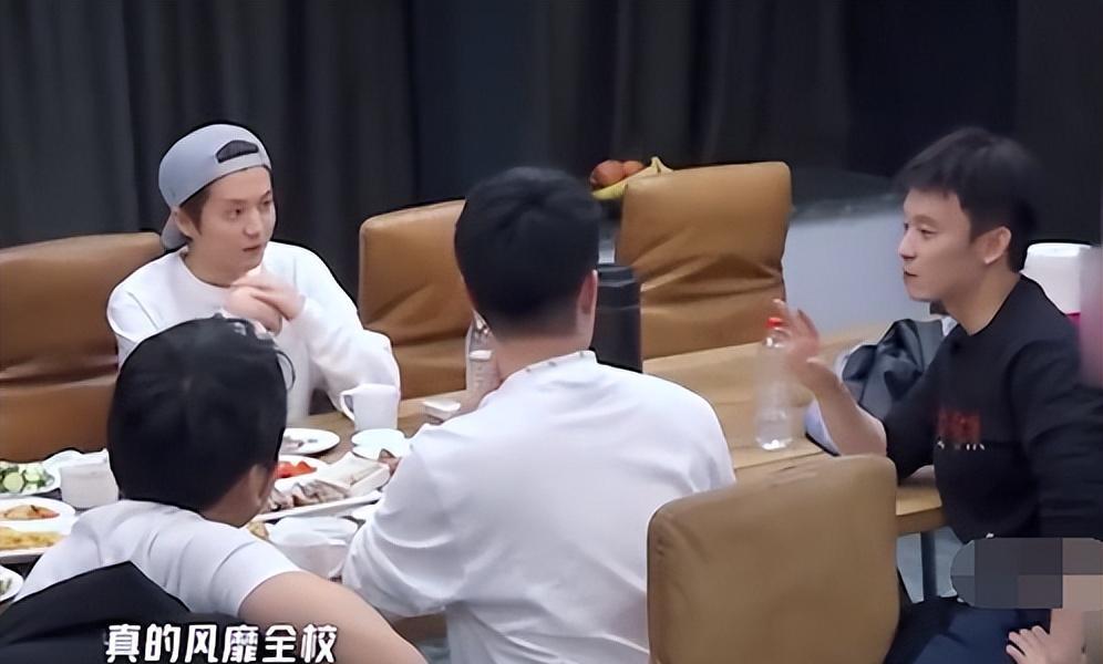 鹿晗背景有多硬？王思聪不敢评价他，时尚主编尊称他为少爷