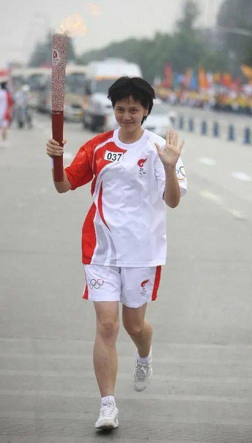 沈冰重回央视，满是沧桑