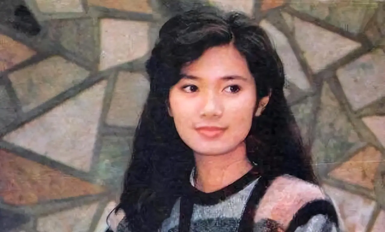 她20岁走红全国，25岁为爱退圈出国，生子离婚后回国事业尽毁