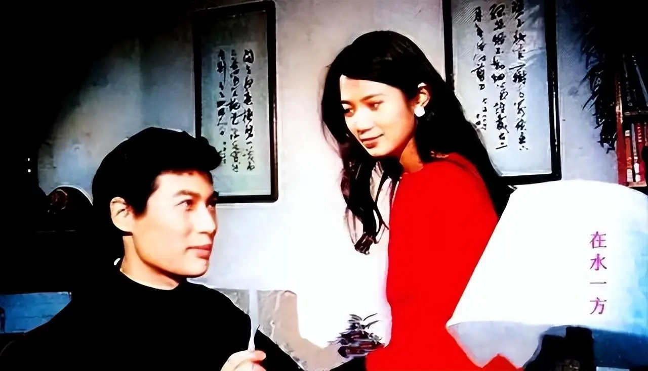 她20岁走红全国，25岁为爱退圈出国，生子离婚后回国事业尽毁